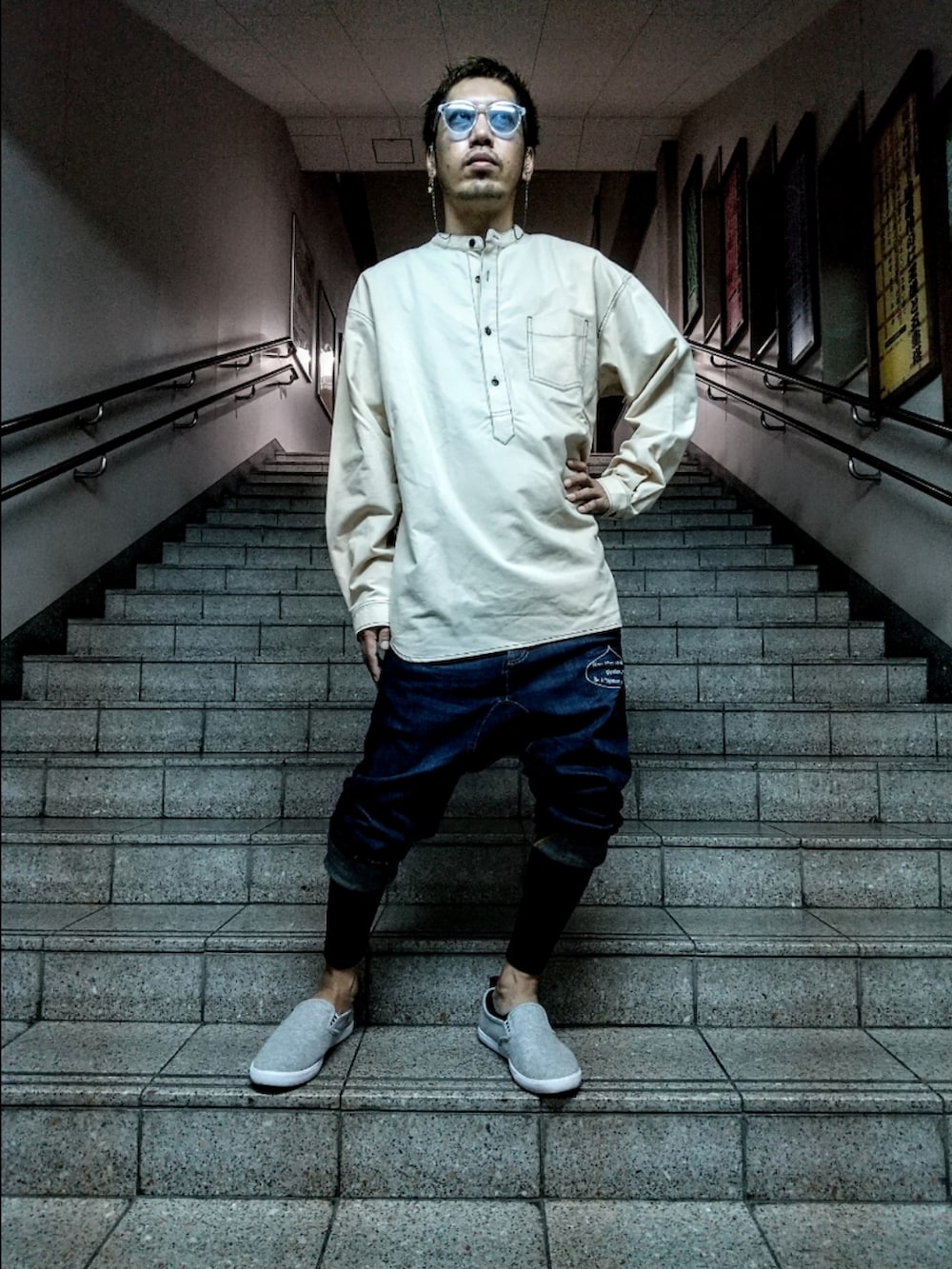 ベージュ系のシャツ/ブラウス、ブルー系のデニムパンツ、グレー系のスニーカーを着用したメンズの秋コーディネートの2枚目の写真