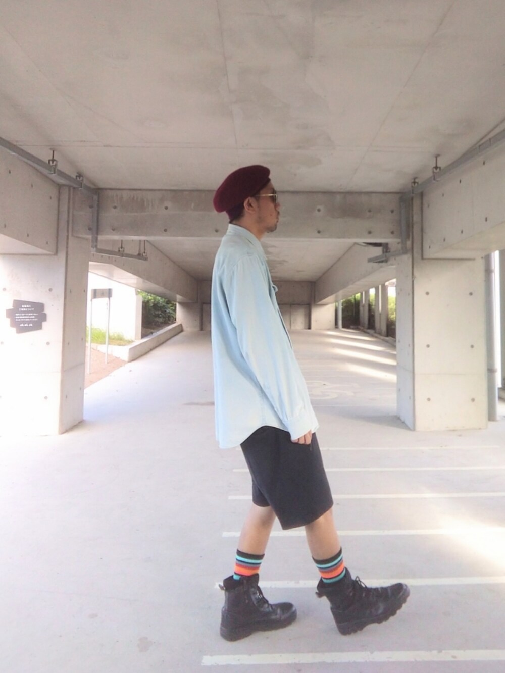 ブルー系のシャツ/ブラウス、ブラック系のその他パンツ、ブラック系のブーツを着用したメンズの秋コーディネートの3枚目の写真