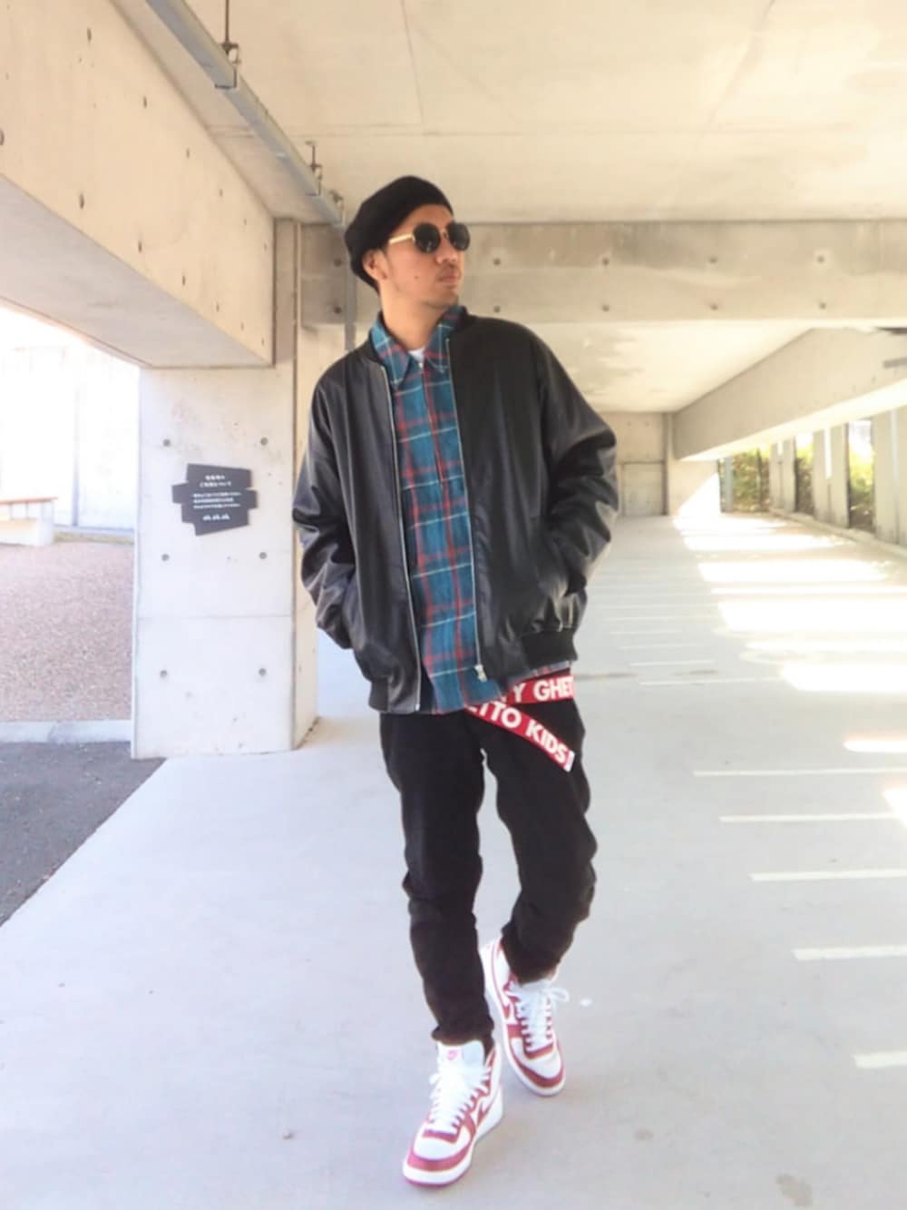 ブラック系のジャケット/アウター、その他のブルゾン、ブラック系のチノパンツを着用したメンズの春コーディネートの2枚目の写真