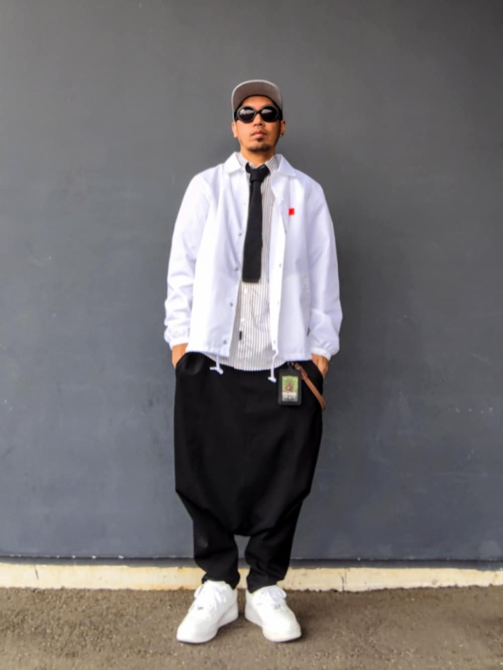 ホワイト系のナイロンジャケット、グレー系のシャツ/ブラウス、ブラック系のその他パンツを着用したメンズの春コーディネートの2枚目の写真