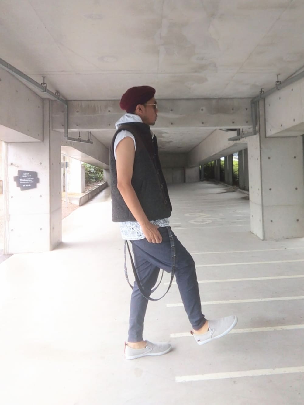 グレー系のベスト、ホワイト系のトップス、ブルー系のその他パンツを着用したメンズの夏コーディネートの3枚目の写真