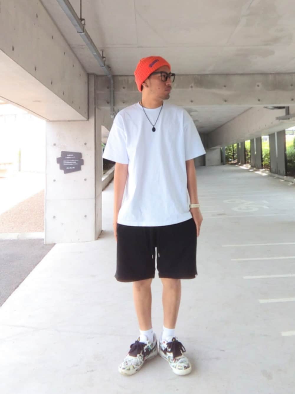 「ストリート、peaceminusone、エアフォースワン、NIKE、PROCLUB、白Tシャツ、ハーフパンツ、Right-on、靴下オタク、メガネ男子、伊達メガネ、GARNI、夏コーデ、ニット帽」|「WEGOのアイテム(ニットキャップ/ビーニー、オレンジ系)」を使った、hasshi(ハッシー)さん(骨格ナチュラル・メンズ・172cm)の夏コーディネートの2枚目の写真