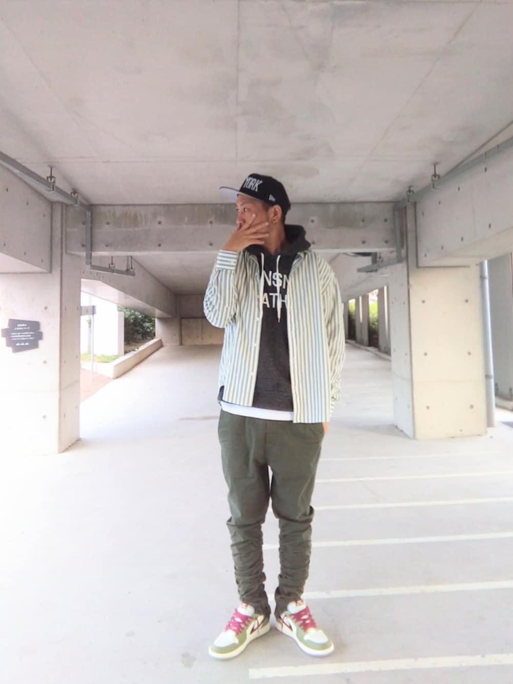 グレー系のパーカー、グリーン系のシャツ/ブラウス、グリーン系のパンツを着用したメンズの秋コーディネートの2枚目の写真