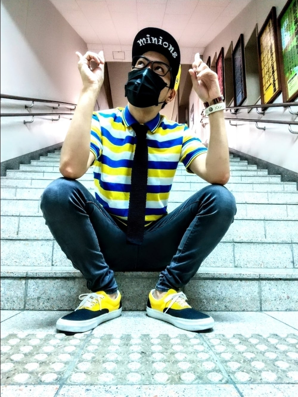 ブラック系のネクタイ、その他のポロシャツ、ブラック系のスニーカーを着用したメンズの夏コーディネートの4枚目の写真