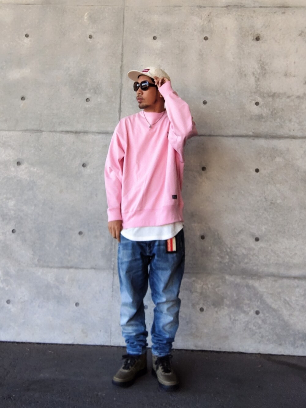 ピンク系のTシャツ/カットソー、ホワイト系のタンクトップ、ブルー系のデニムパンツを着用したメンズの冬コーディネートの2枚目の写真