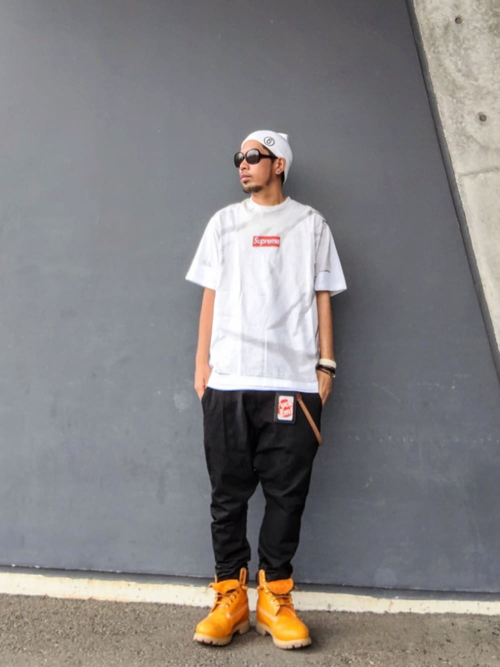 ホワイト系のTシャツ/カットソー、ホワイト系のタンクトップ、ブラック系のその他パンツを着用したメンズの秋コーディネートの3枚目の写真