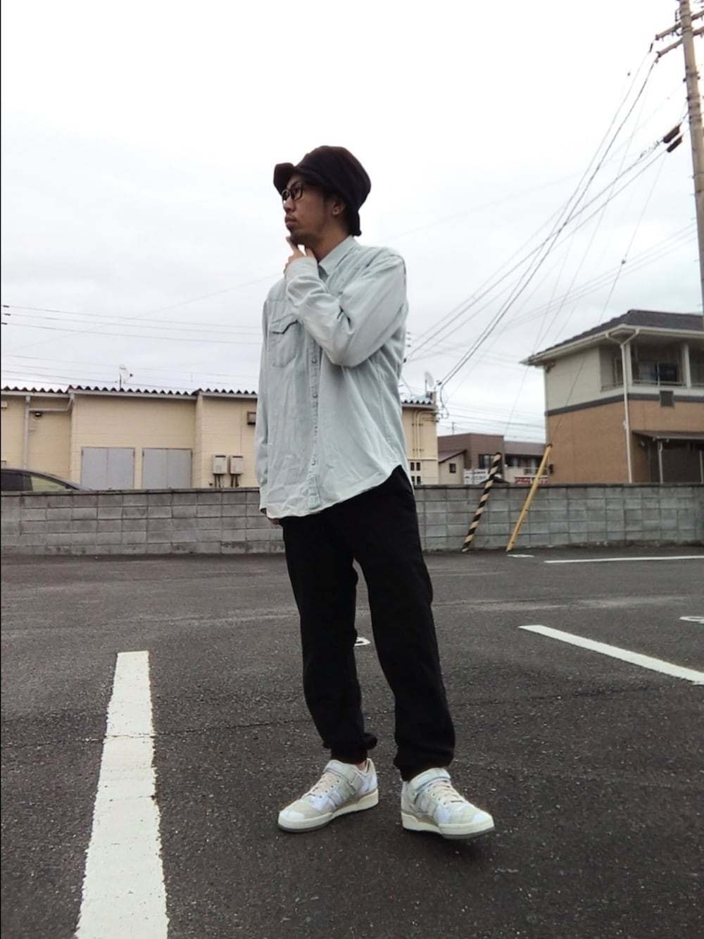 ブルー系のシャツ/ブラウス、ブラック系のパンツ、その他のスニーカーを着用したメンズの春コーディネートの3枚目の写真