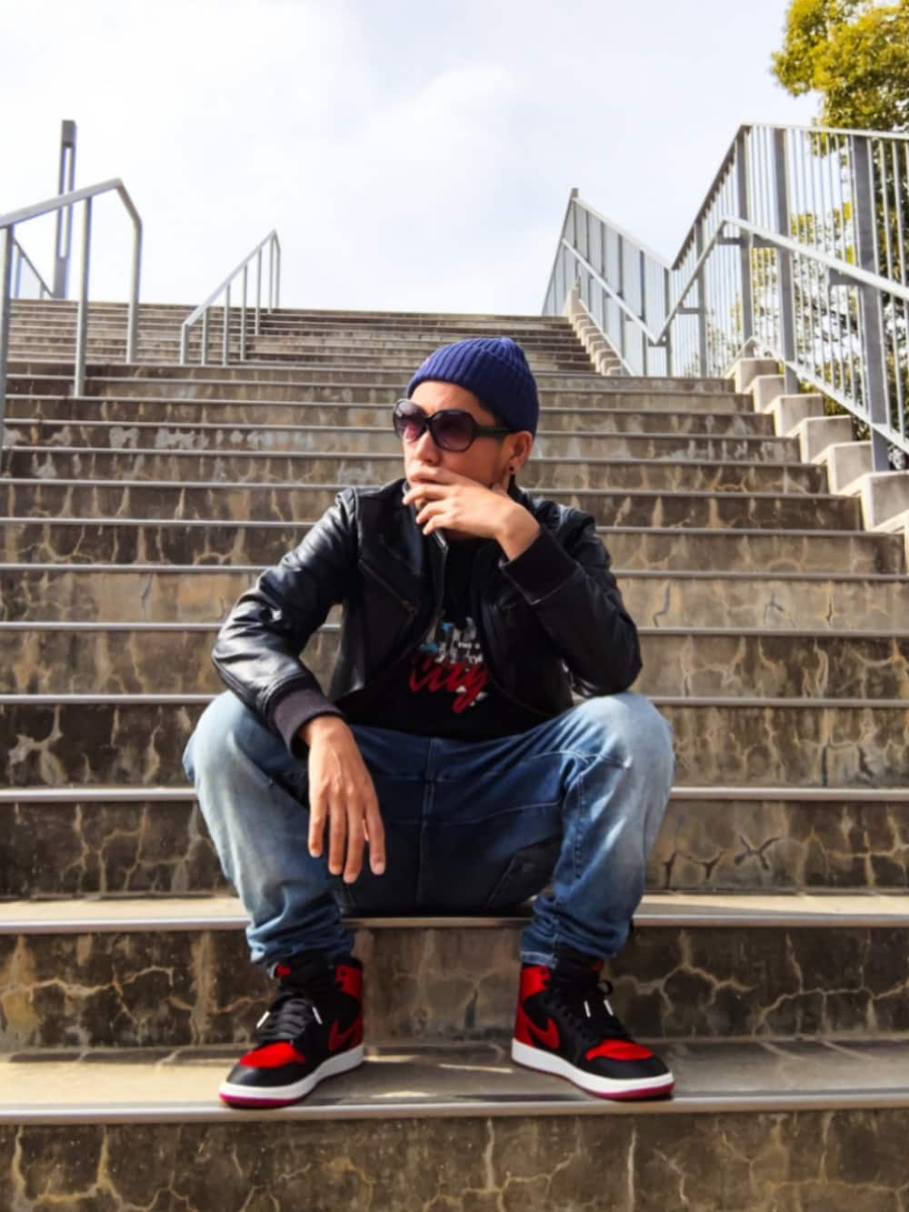 ブラック系のジャケット/アウター、ブラック系のTシャツ/カットソー、ブルー系のデニムパンツを着用したメンズの秋コーディネートの3枚目の写真