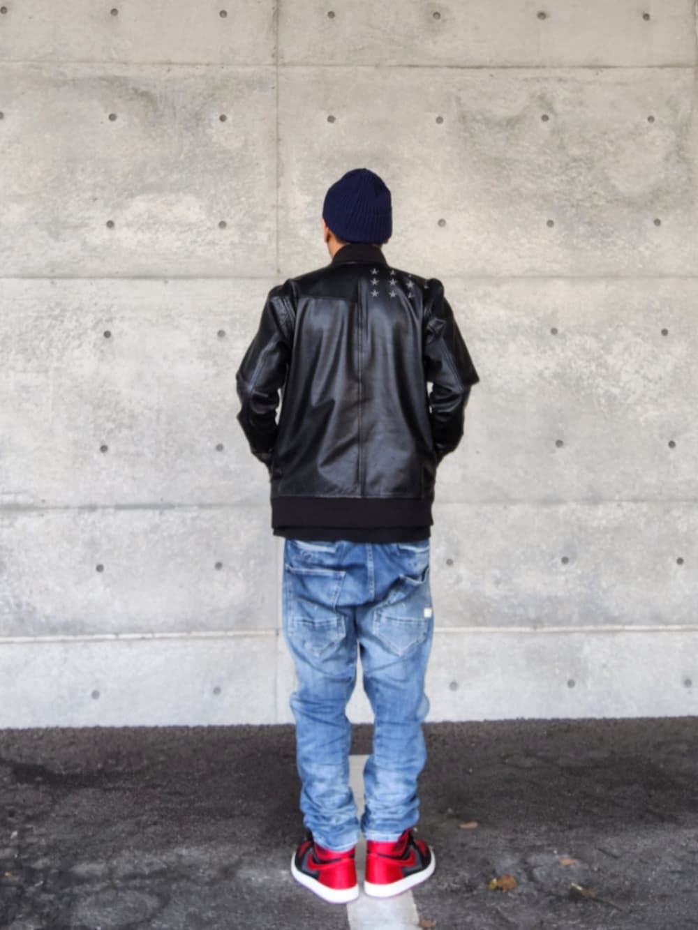 ブラック系のジャケット/アウター、ブラック系のTシャツ/カットソー、ブルー系のデニムパンツを着用したメンズの秋コーディネートの2枚目の写真