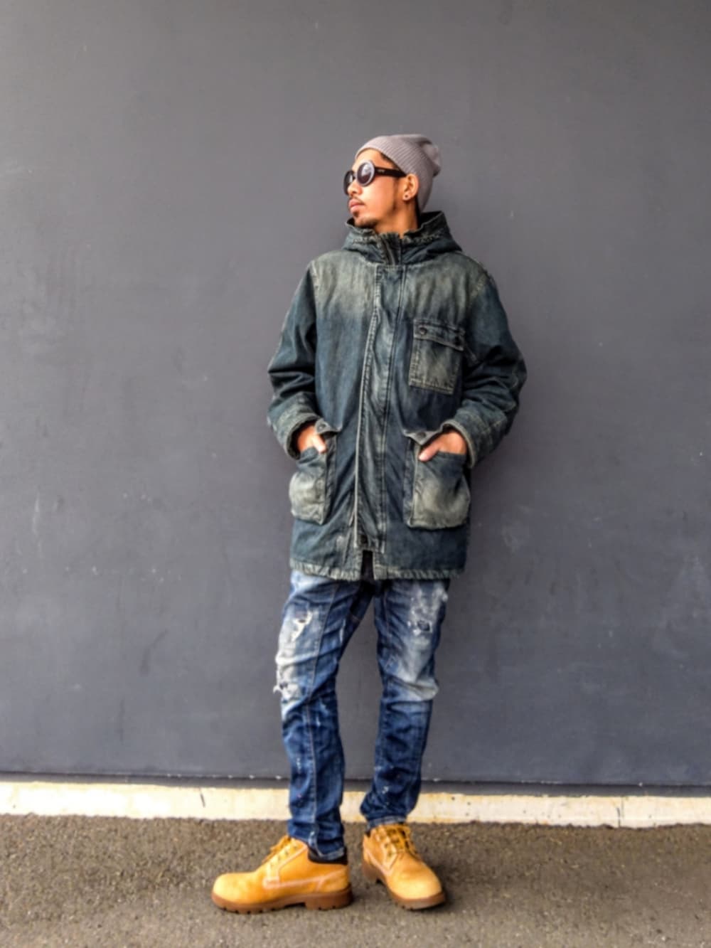 ブルー系のミリタリージャケット、ブルー系のデニムパンツ、イエロー系のブーツを着用したメンズの冬コーディネートの2枚目の写真