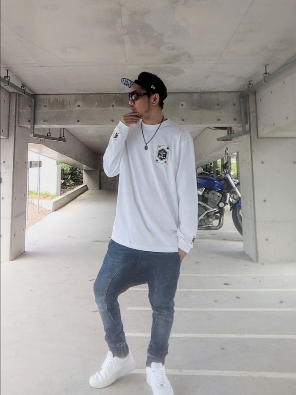 ホワイト系のTシャツ/カットソー、ブルー系のパンツ、ホワイト系のスニーカーを着用したメンズの春コーディネートの2枚目の写真