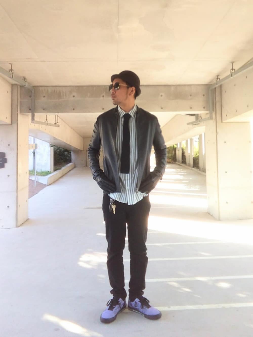 ブラック系のライダースジャケット、グリーン系のシャツ/ブラウス、ブラック系のチノパンツを着用したメンズの秋コーディネートの2枚目の写真