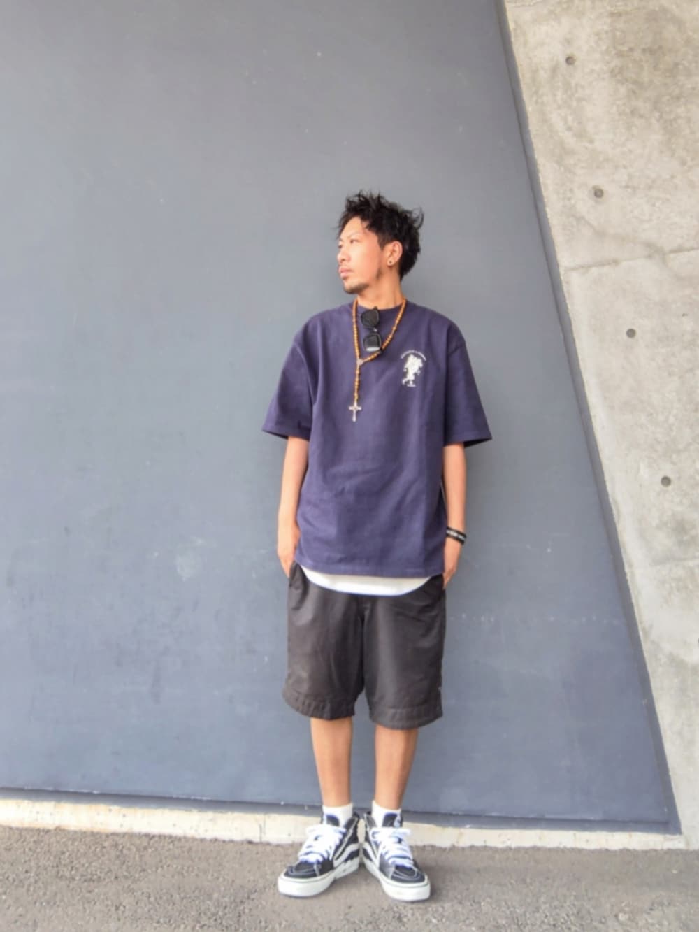 ブルー系のTシャツ/カットソー、ブラック系のその他パンツ、ブラック系のスニーカーを着用したメンズの夏コーディネートの2枚目の写真