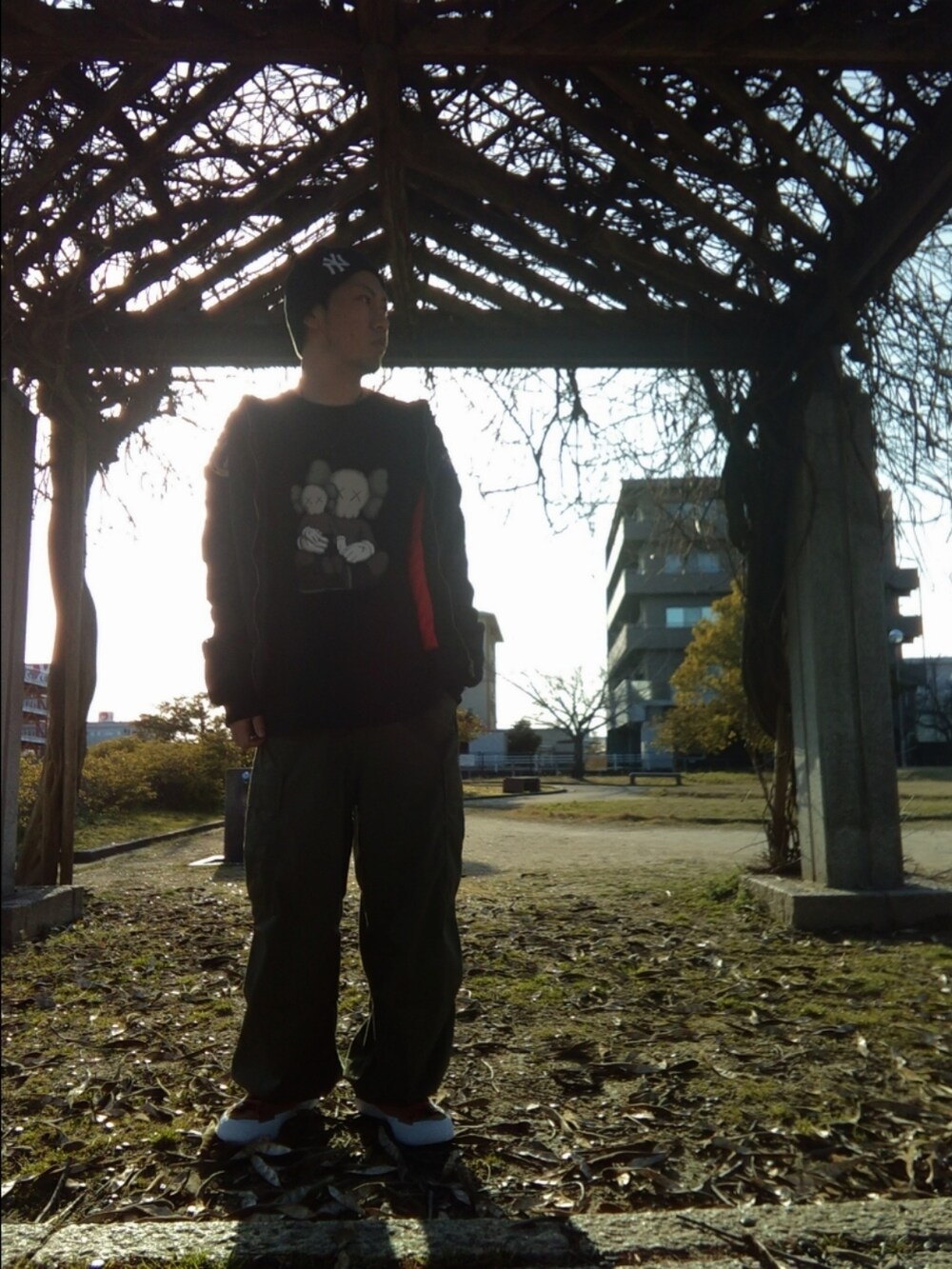 ブラック系のMA-1、ブラック系のTシャツ/カットソー、グリーン系のその他パンツを着用したメンズの春コーディネートの3枚目の写真