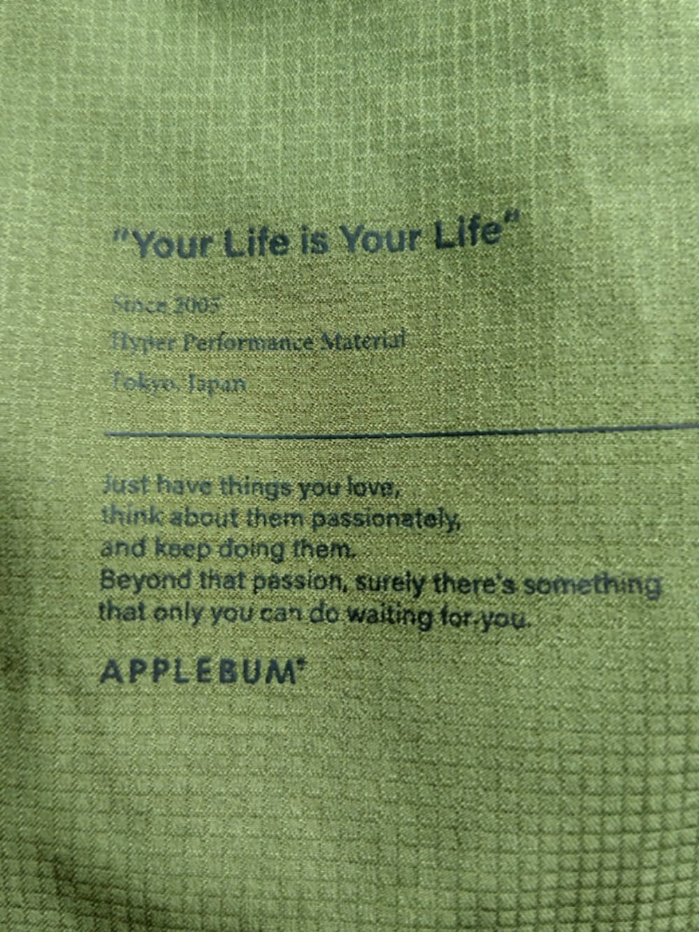 ベージュ系のシャツ/ブラウス、ブラック系のパーカー、グリーン系のその他パンツを着用したメンズの春コーディネートの3枚目の写真