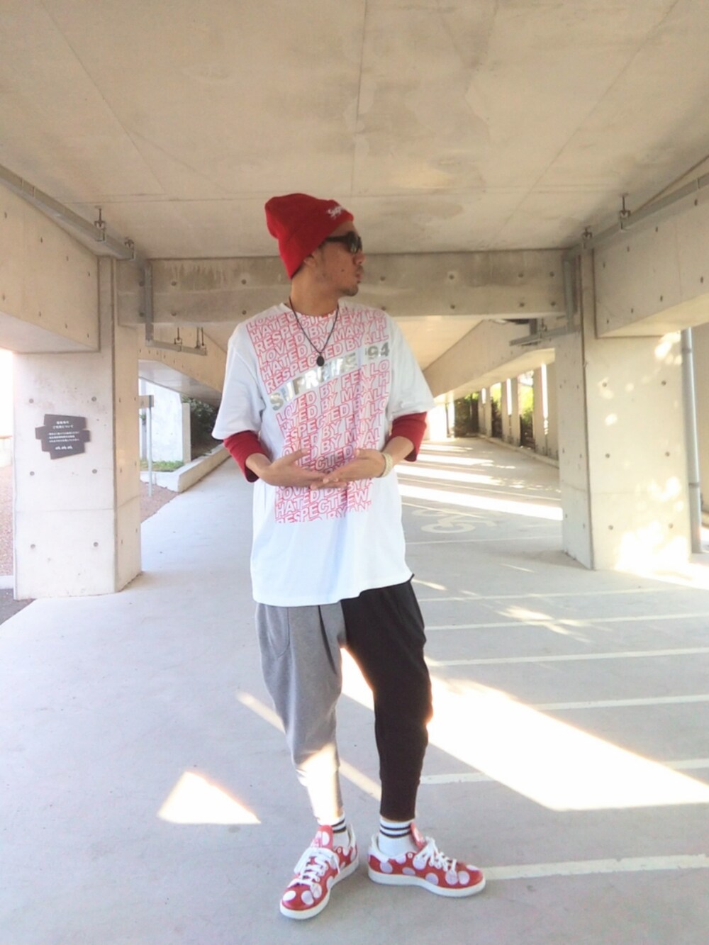 ホワイト系のTシャツ/カットソー、その他のスウェットパンツ、レッド系のスニーカーを着用したメンズの秋コーディネートの3枚目の写真