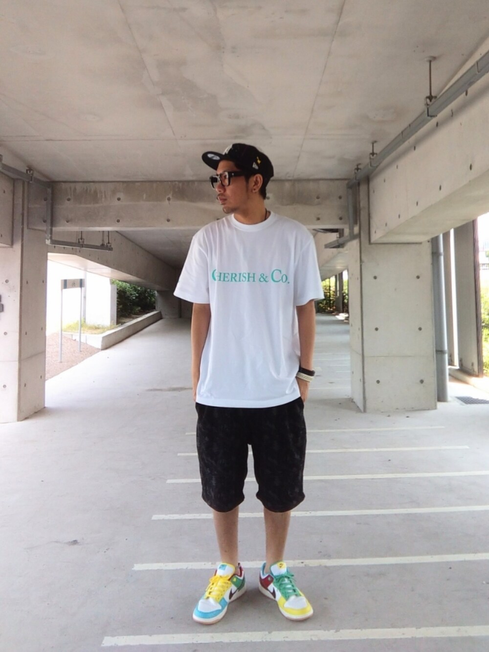 ホワイト系のTシャツ/カットソー、ブラック系のパンツ、その他のスニーカーを着用したメンズの夏コーディネートの2枚目の写真