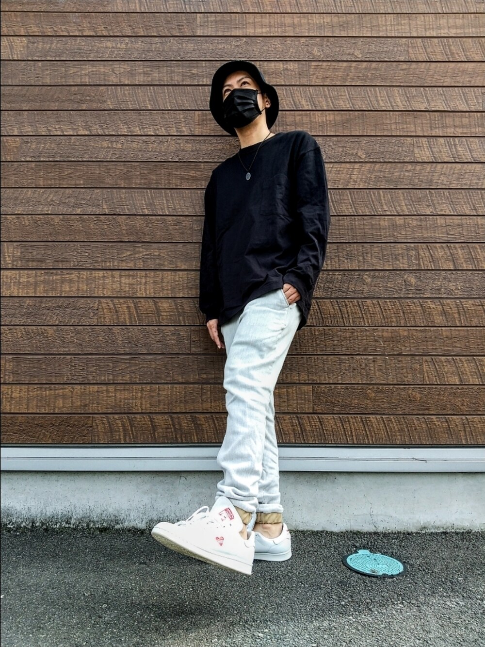 ブラック系のTシャツ/カットソー、グレー系のスウェットパンツ、ホワイト系のスニーカーを着用したメンズの秋コーディネートの2枚目の写真