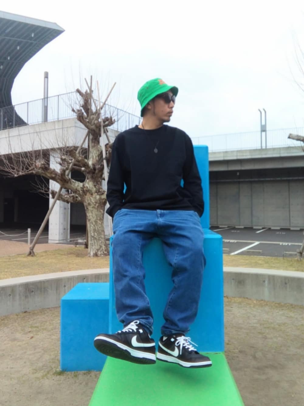 「GVAIAL GARAGE、バケハ、UNIQLO、GU、NIKE、dunk、ストリート、スチャダラパー、春めき満開コーデ、プチプラ、シンプル、緑、バルーンパンツ」｜「GVAIAL GARAGEのアイテム（ハット、グリーン系）」を使った、hasshi(ハッシー)さん（メンズ・172cm）の春コーディネートの2枚目の写真