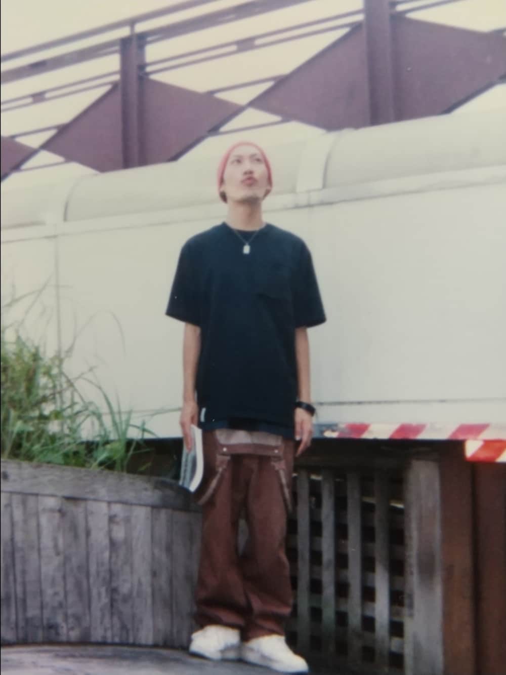 ブラウン系のTシャツ/カットソー、ブルー系のデニムパンツ、イエロー系のスニーカーを着用したメンズの夏コーディネートの4枚目の写真