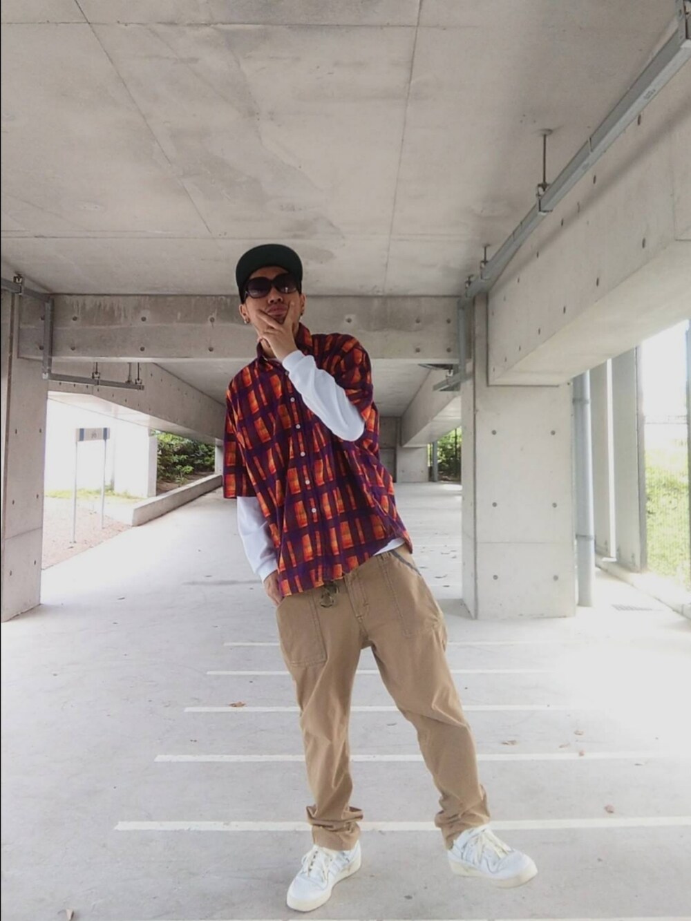 オレンジ系のシャツ/ブラウス、ホワイト系のTシャツ/カットソー、ブラウン系のその他パンツを着用したメンズの春コーディネートの2枚目の写真