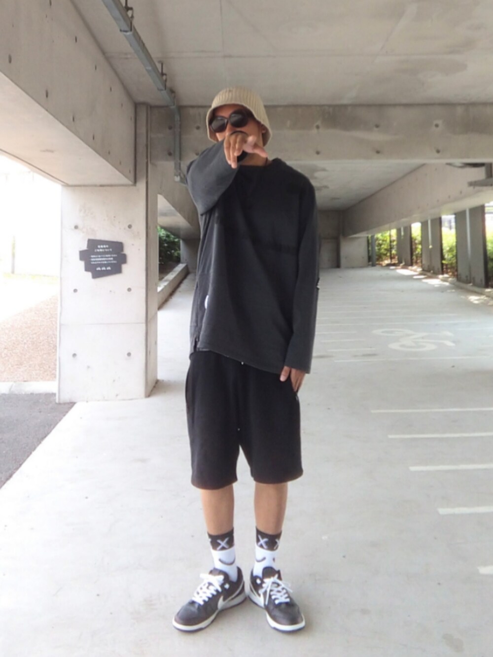 グレー系のTシャツ/カットソー、グレー系のスウェットパンツ、ブラック系のスニーカーを着用したメンズの春コーディネートの4枚目の写真