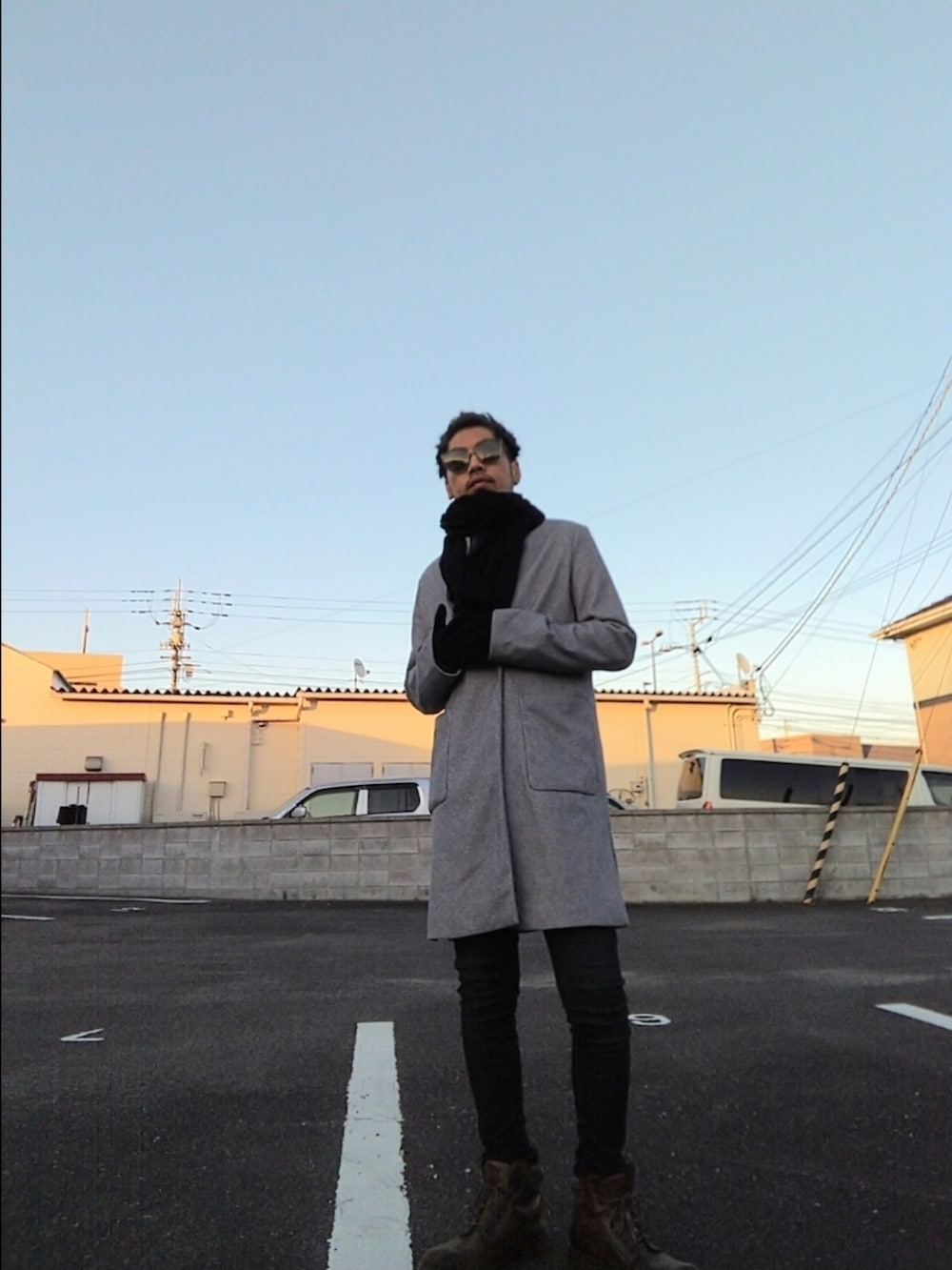 グレー系のジャケット/アウター、ブルー系のデニムパンツ、ブラウン系のブーツを着用したメンズの秋コーディネートの4枚目の写真