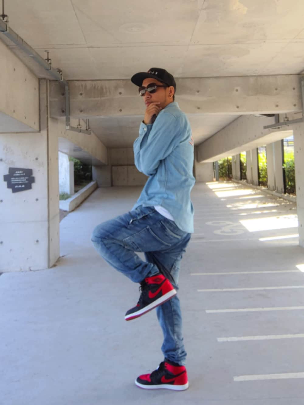 ブルー系のシャツ/ブラウス、ブルー系のデニムパンツ、ブラック系のスニーカーを着用したメンズの秋コーディネートの2枚目の写真