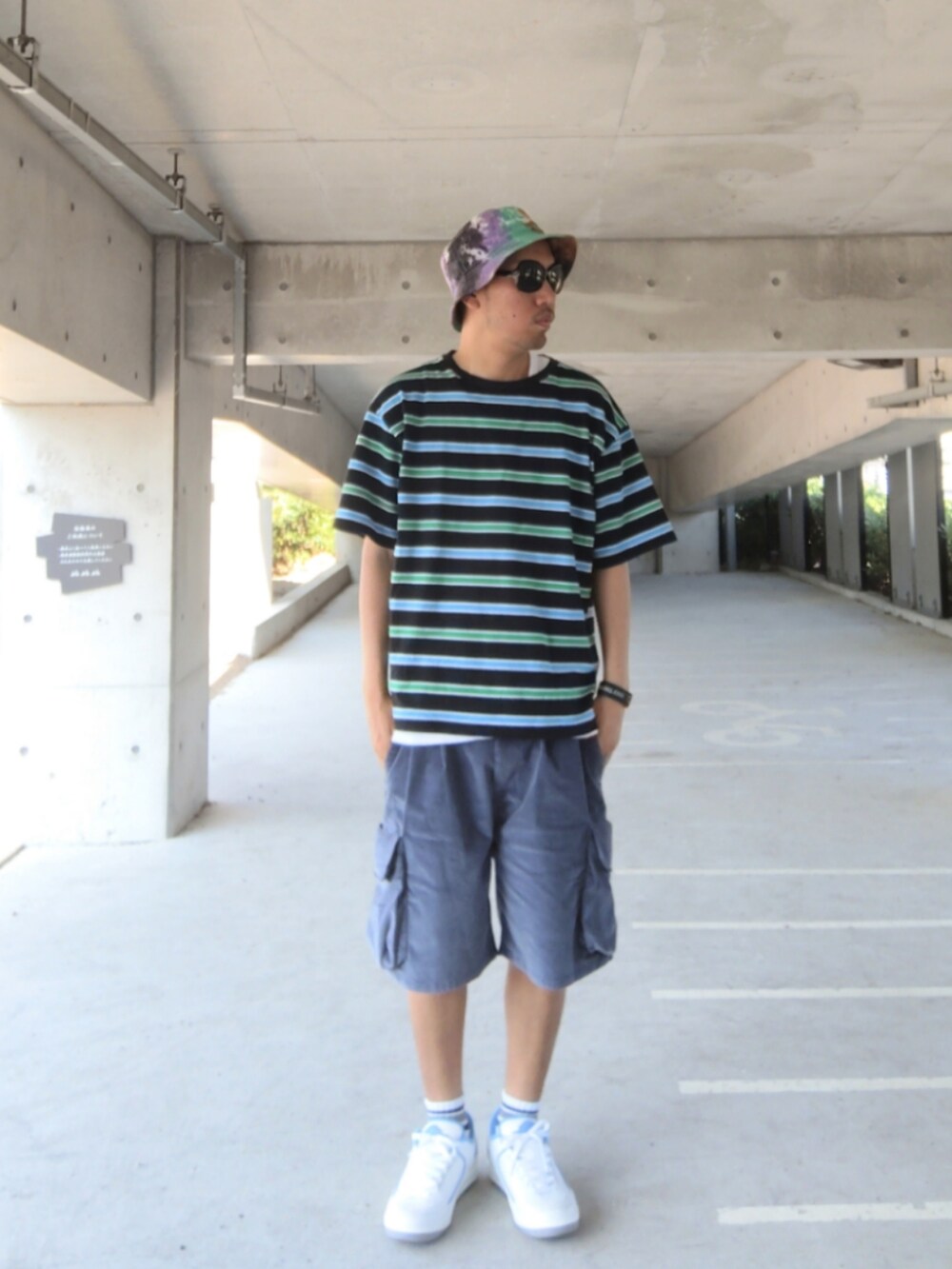 ブルー系のその他パンツ、ホワイト系のスニーカー、ブルー系のTシャツ/カットソーを着用したメンズの夏コーディネートの2枚目の写真