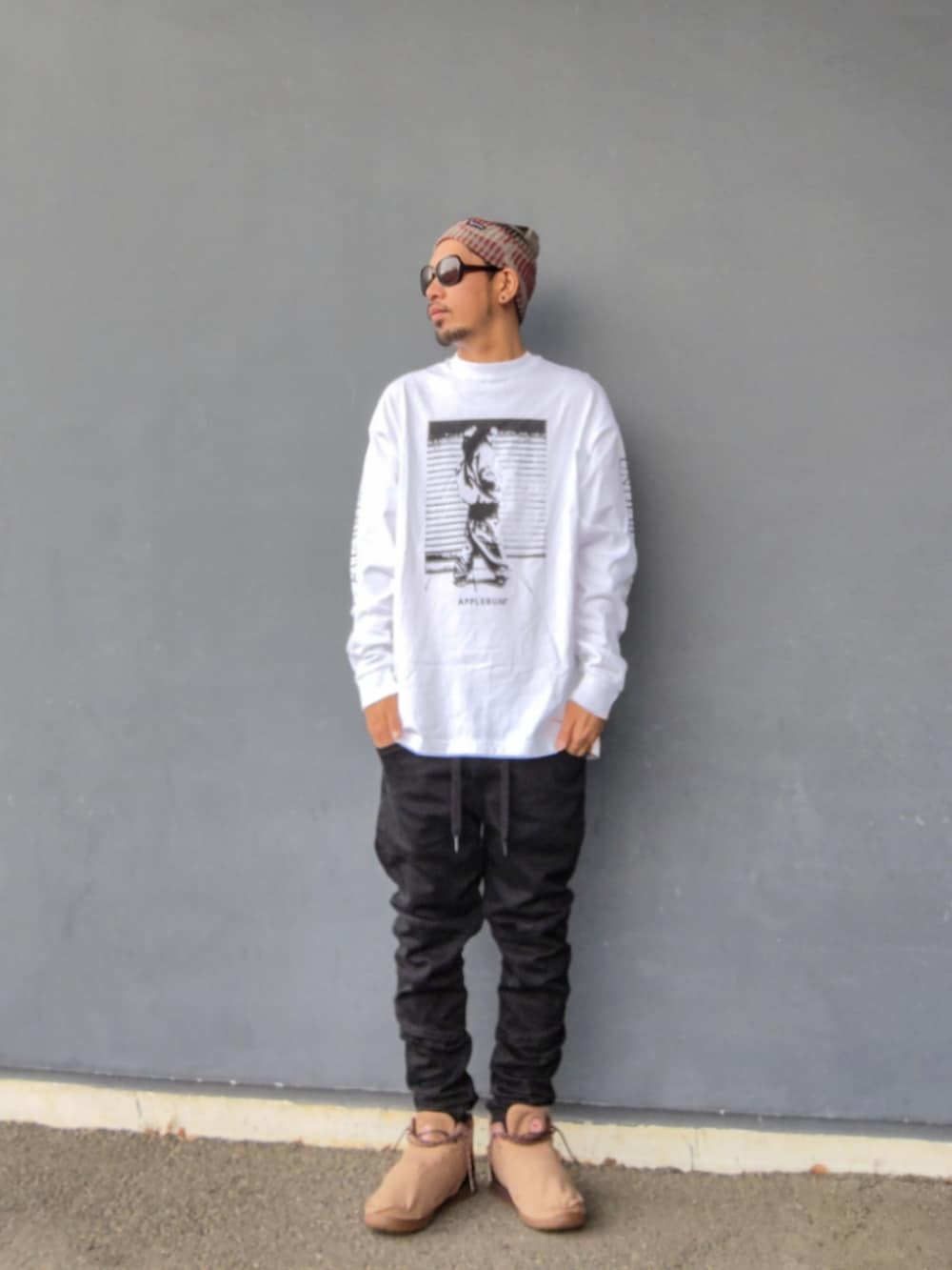 ホワイト系のTシャツ/カットソー、ブラック系のデニムパンツ、ブラウン系のスニーカーを着用したメンズの夏コーディネートの2枚目の写真