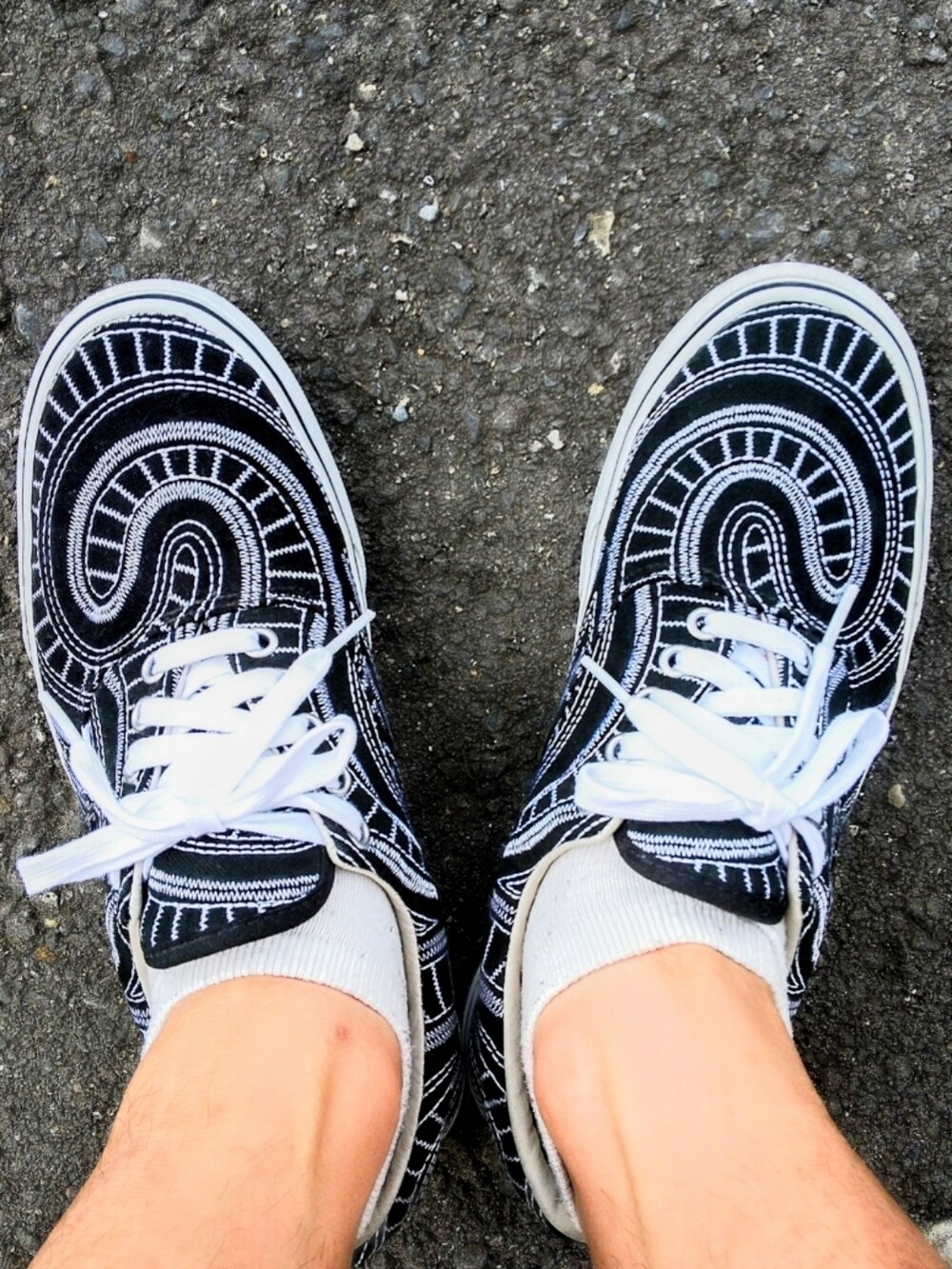 グレー系のその他パンツ、ブラック系のスニーカー、ホワイト系のTシャツ/カットソーを着用したメンズの夏コーディネートの3枚目の写真