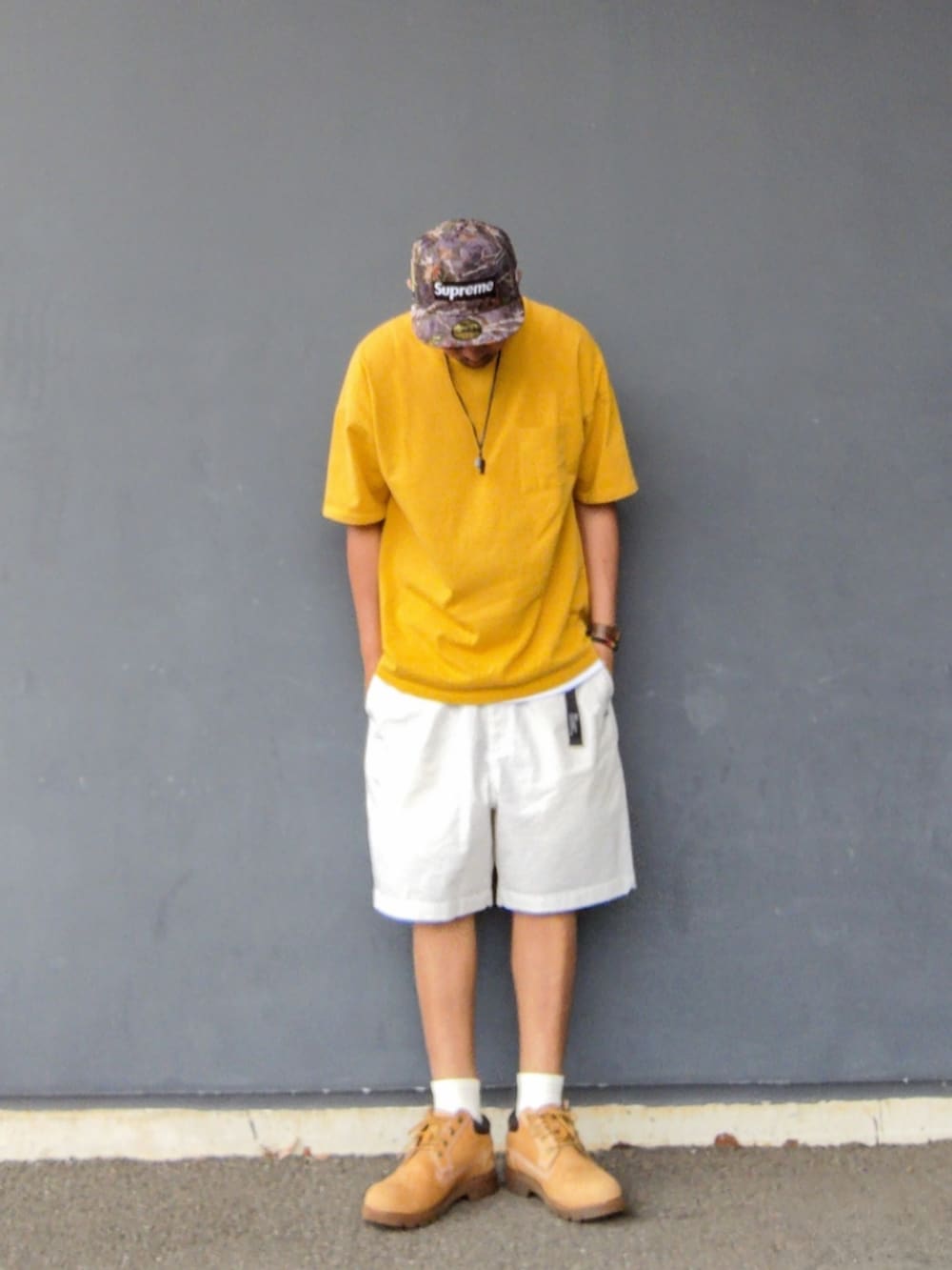 イエロー系のTシャツ/カットソー、ホワイト系のタンクトップ、ホワイト系のその他パンツを着用したメンズの夏コーディネートの2枚目の写真