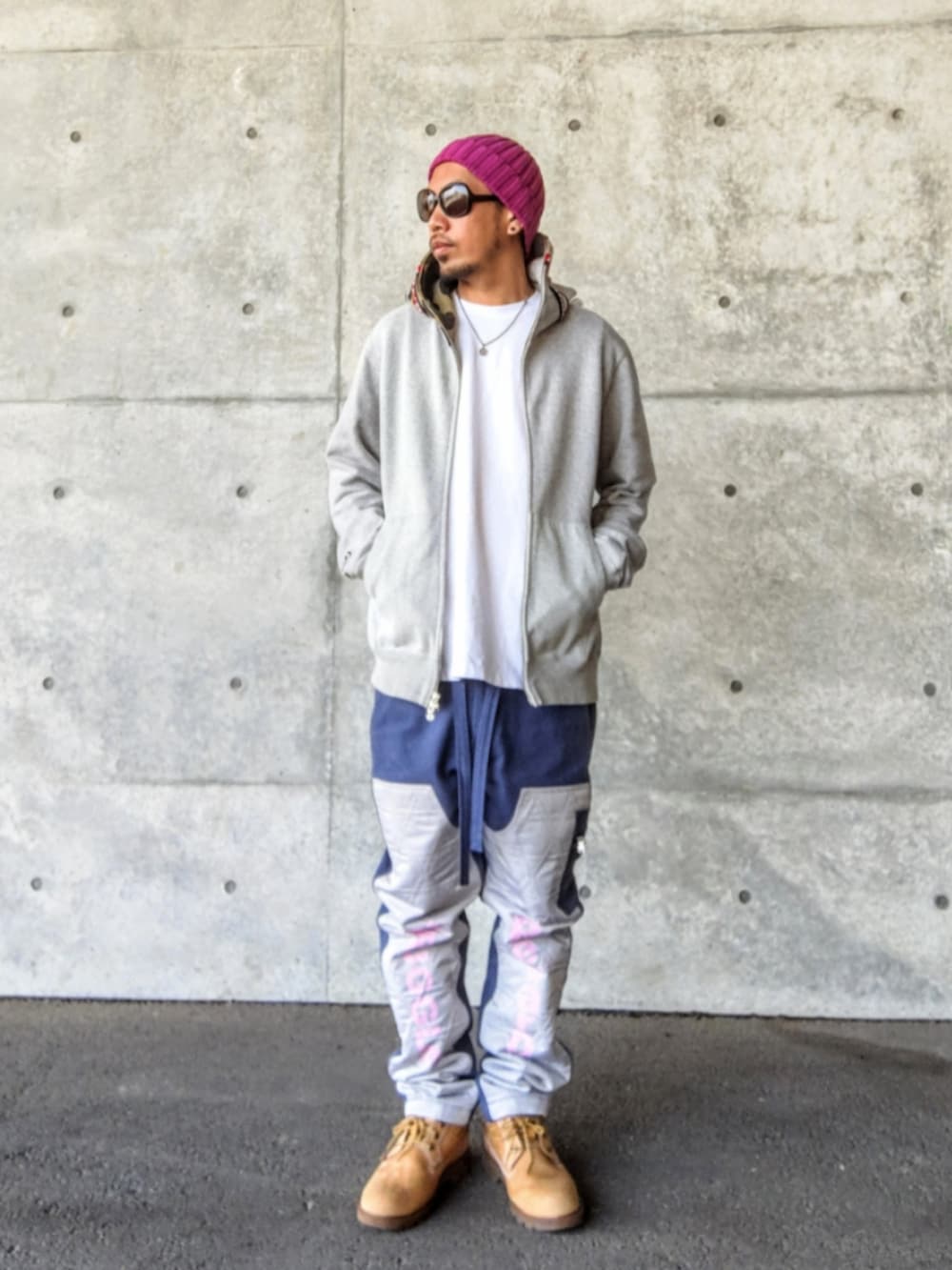 グレー系のパーカー、ブルー系のカーゴパンツ、ホワイト系のTシャツ/カットソーを着用したメンズの春コーディネートの4枚目の写真