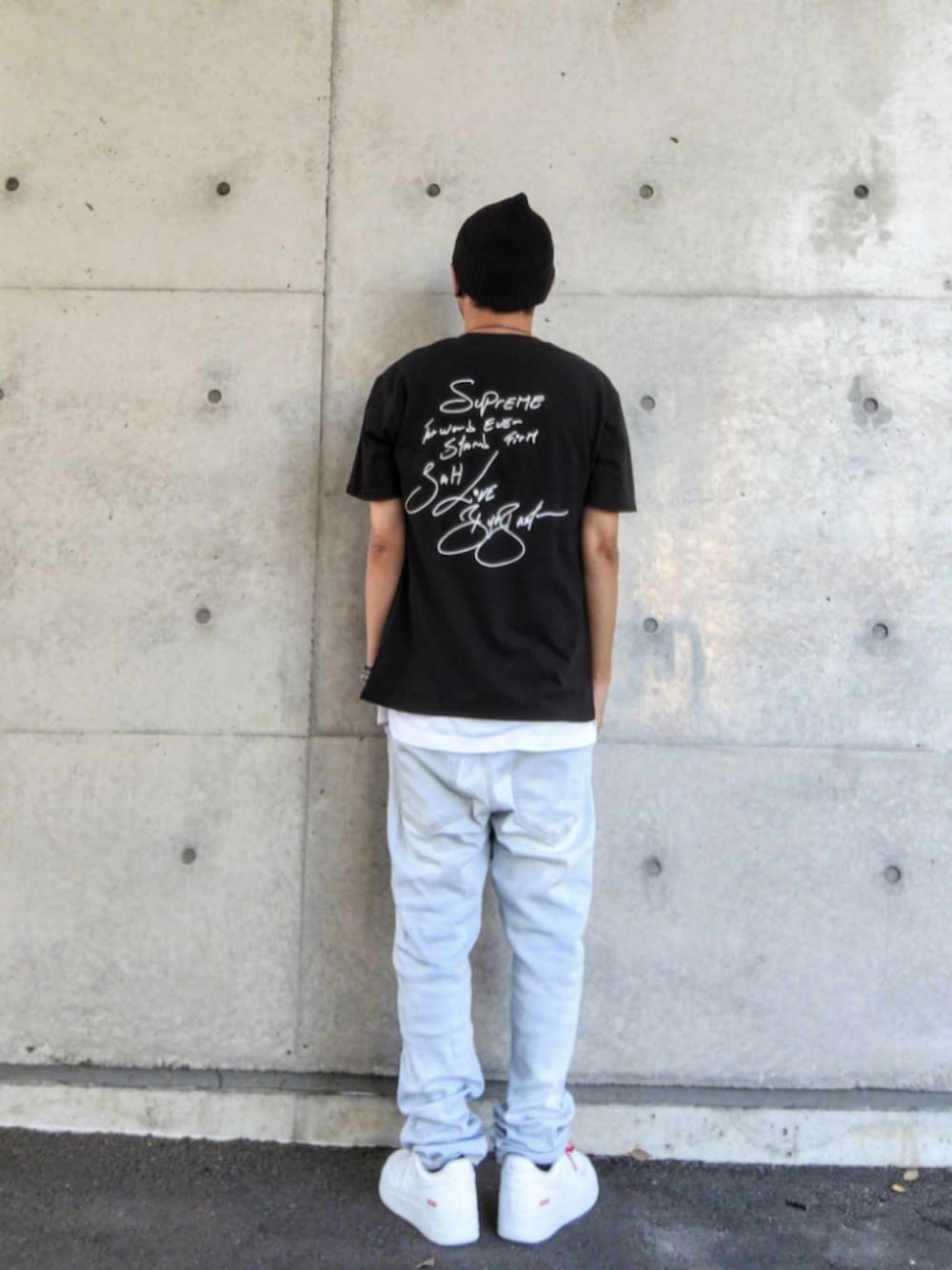 ブラック系のTシャツ/カットソー、ホワイト系のタンクトップ、ブルー系のデニムパンツを着用したメンズの夏コーディネートの2枚目の写真
