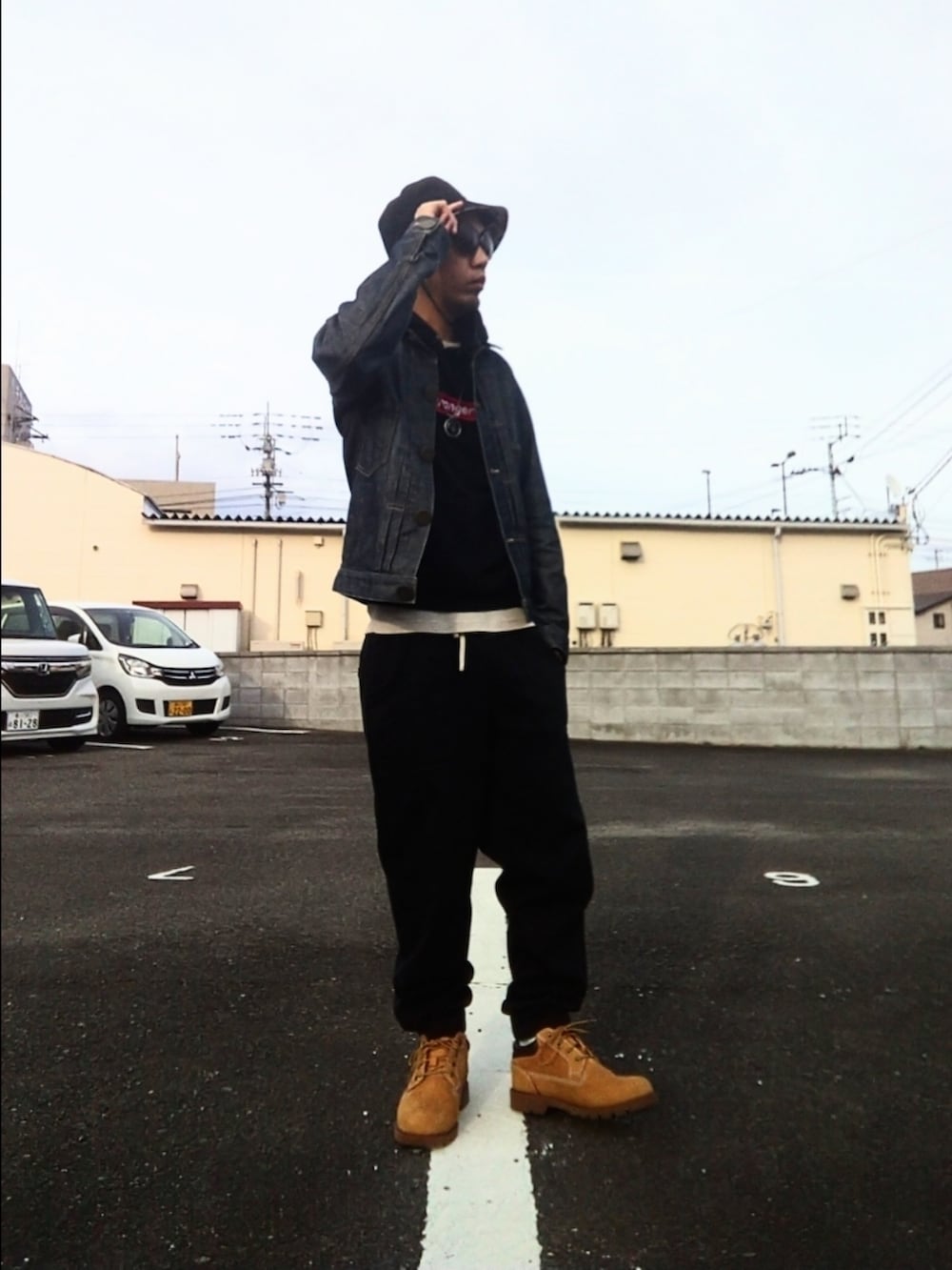 「秋冬コーデ、バケハ、リバーシブル、デニムジャケット、スピンズ、ディッキーズ(Dickies)、スウェットパンツ、ティンバーランド、レイヤード、ブーツ、ストリート、パーカーコーデ、ビューティービースト、K-1、嫁ッシーゲームコーデ」｜「laquestのアイテム（ハット、その他）」を使った、hasshi(ハッシー)さん（メンズ・172cm）の冬コーディネートの2枚目の写真