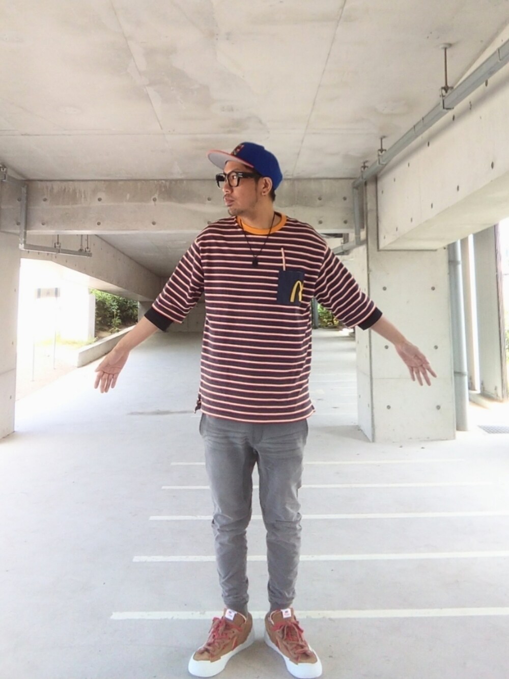 その他のTシャツ/カットソー、ブラウン系のスニーカー、グレー系のその他パンツを着用したメンズの夏コーディネートの2枚目の写真