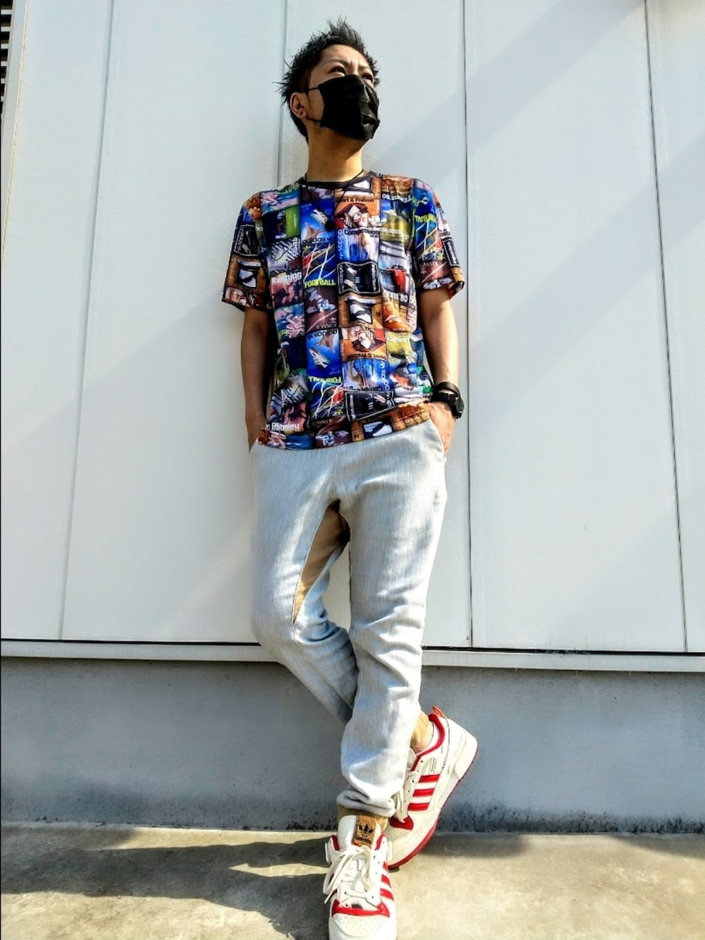 「ホームアローン、アディダスオリジナルス、カラフルTシャツ、ニクソン、ブルーイ、スウェットパンツ、フォーラムロー、エムアンドエムズ、コラボモデル、Ｔシャツ、グレーパンツ、赤白スニーカー、空間の匠、派手Tシャツ、アディダス」｜「adidas Originalsのアイテム（Tシャツ/カットソー、その他）」を使った、hasshi(ハッシー)さん（メンズ・172cm）の夏コーディネートの2枚目の写真