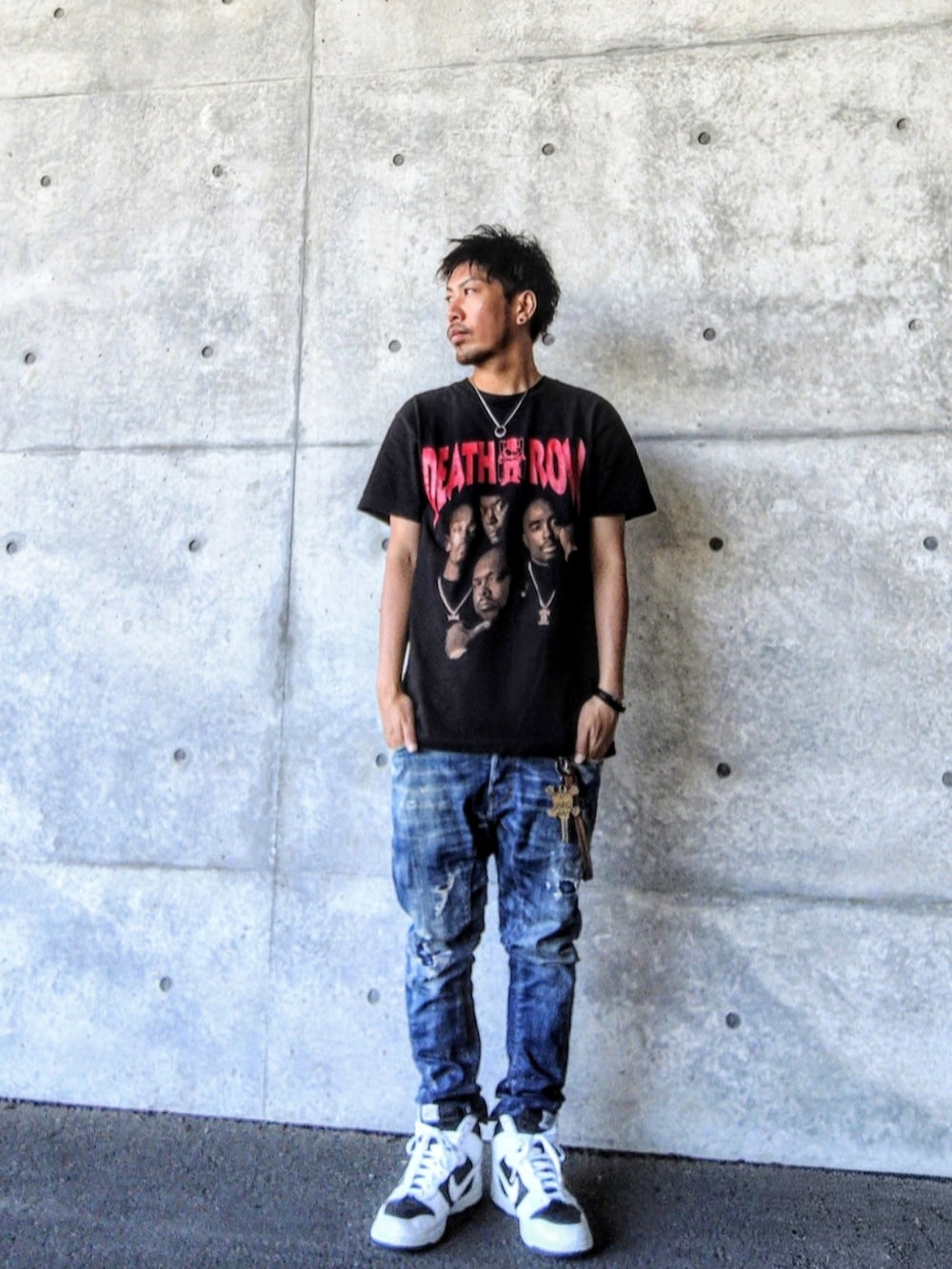 ブラック系のTシャツ/カットソー、ブルー系のデニムパンツ、ホワイト系のスニーカーを着用したメンズの秋コーディネートの2枚目の写真