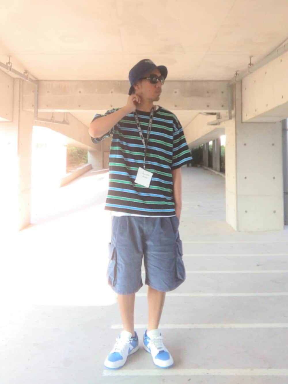 ブルー系のTシャツ/カットソー、ブルー系のその他パンツ、ブルー系のスニーカーを着用したメンズの夏コーディネートの2枚目の写真