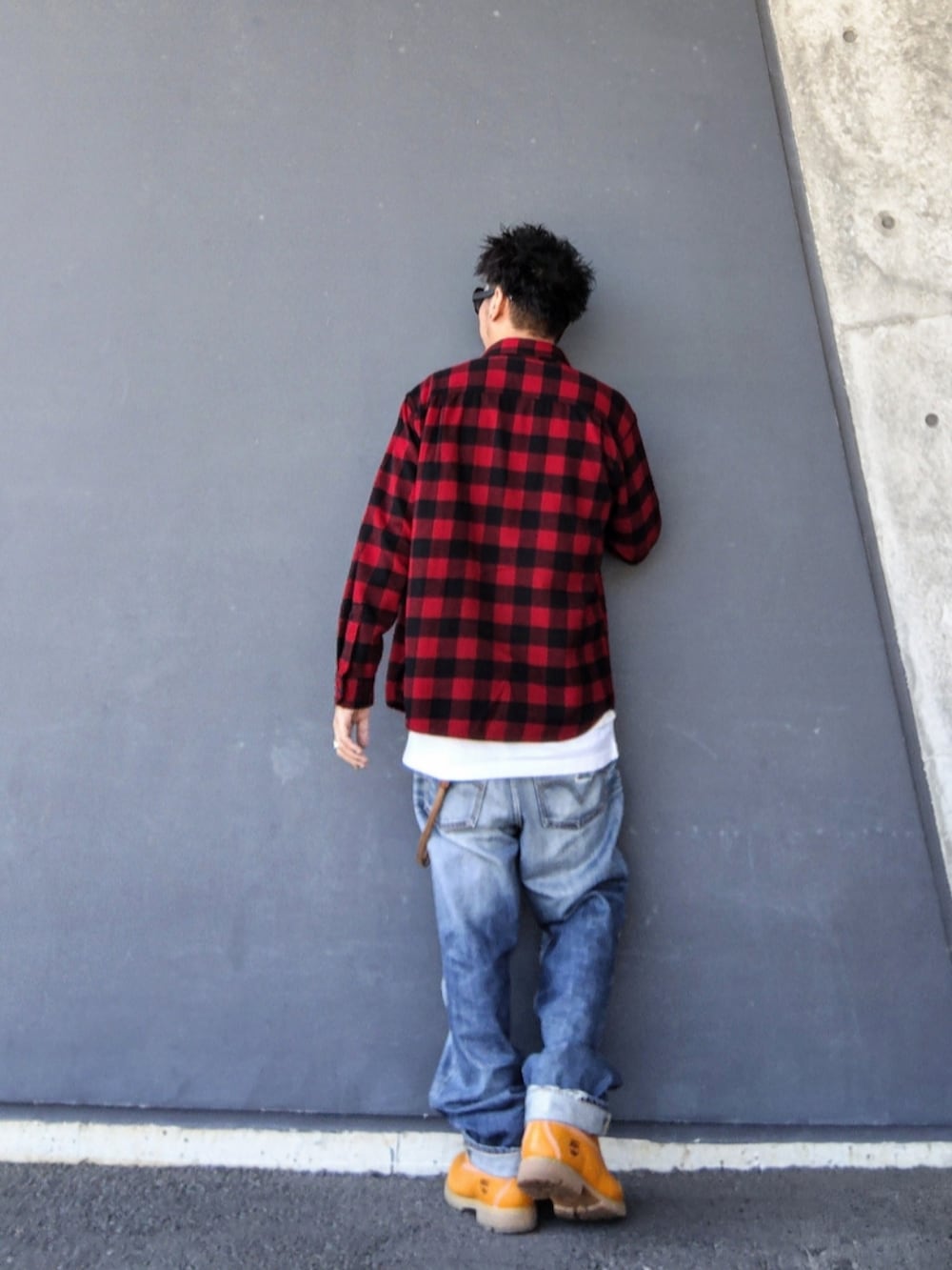 レッド系のシャツ/ブラウス、ホワイト系のTシャツ/カットソー、ホワイト系のタンクトップを着用したメンズの秋コーディネートの2枚目の写真
