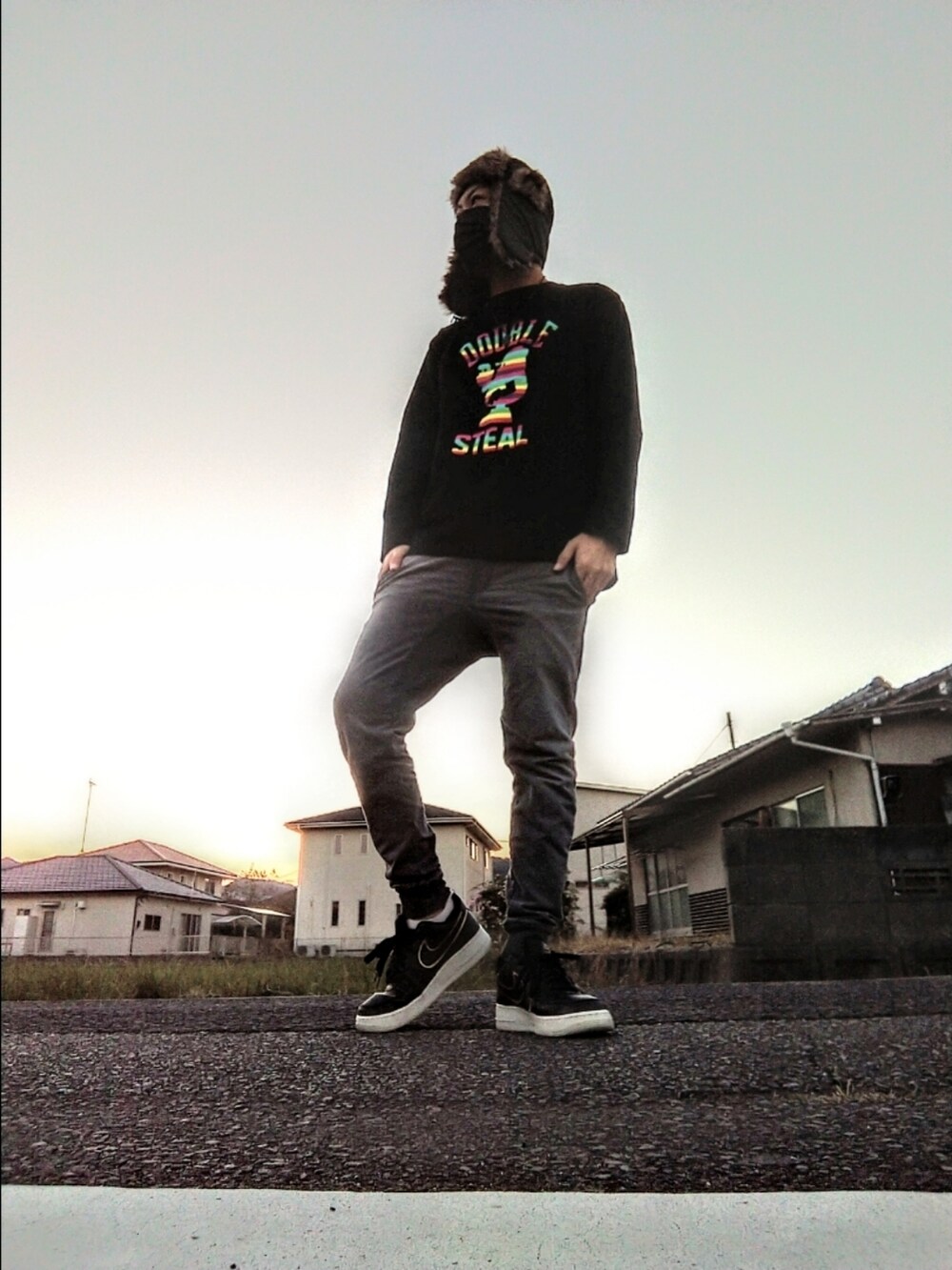 ブラック系のTシャツ/カットソー、ブラック系のスニーカー、グレー系のその他パンツを着用したメンズの秋コーディネートの2枚目の写真