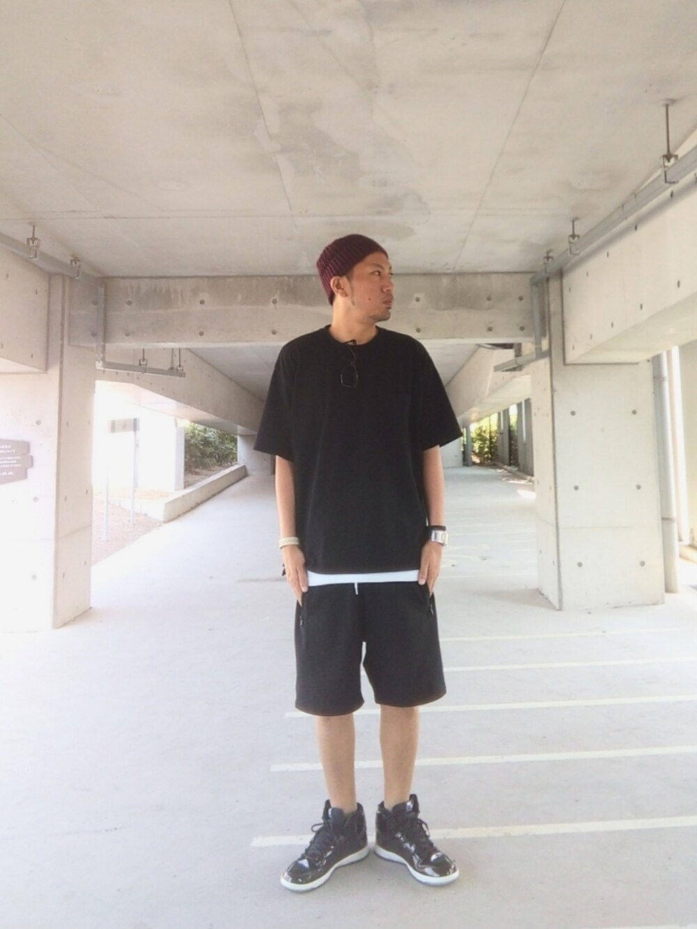 ブラック系のその他パンツ、ブラック系のスニーカー、ブラック系のTシャツ/カットソーを着用したメンズの夏コーディネートの2枚目の写真