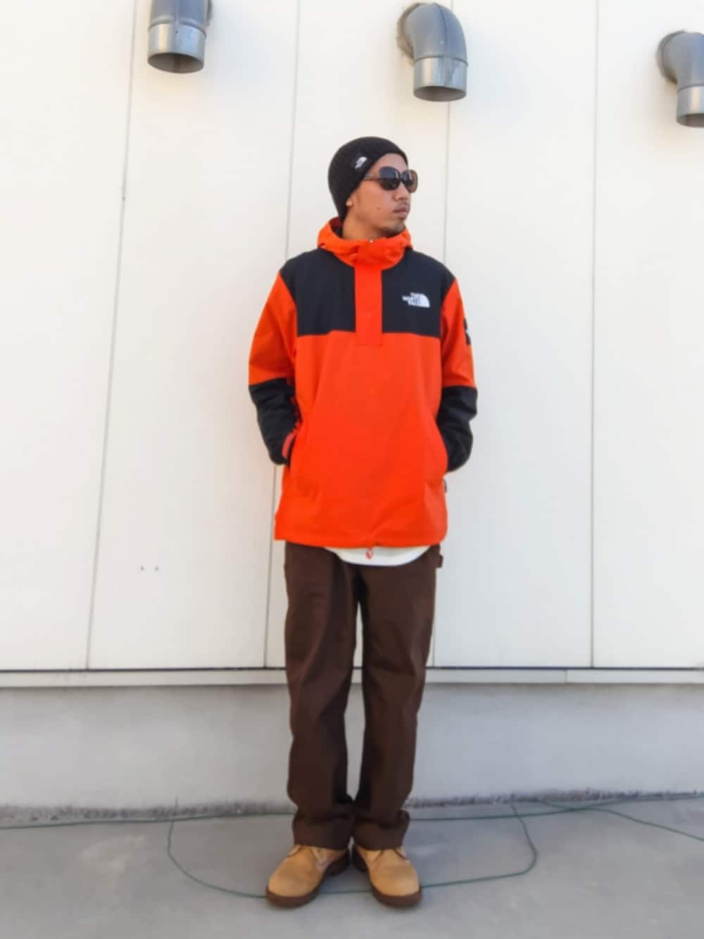 ブラウン系のその他パンツ、イエロー系のブーツ、オレンジ系のジャケット/アウターを着用したメンズの秋コーディネートの2枚目の写真