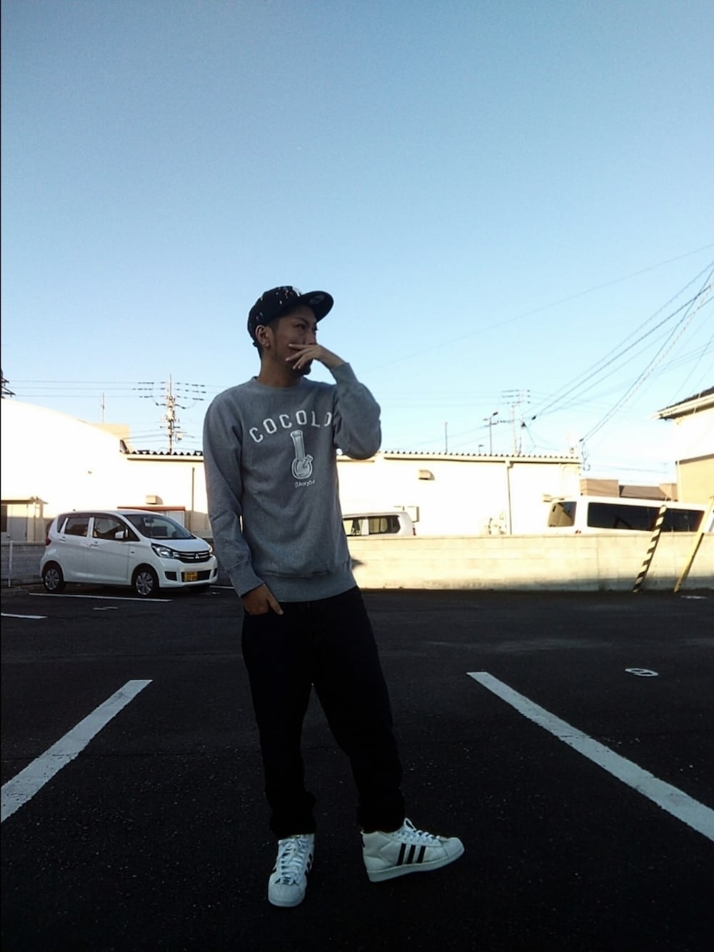 「ストリート、キャップ、ニューエラ、ココロブランド、スウェット、デニム、スーパースター、adidas originals、NIGO®、シンプル、ファッションを楽しもう」｜「NEW ERAのニューエラ キャップ ニューヨークヤンキース スプラッシュ（キャップ、ブラック系）」を使った、hasshi(ハッシー)さん（メンズ・172cm）の秋コーディネートの2枚目の写真
