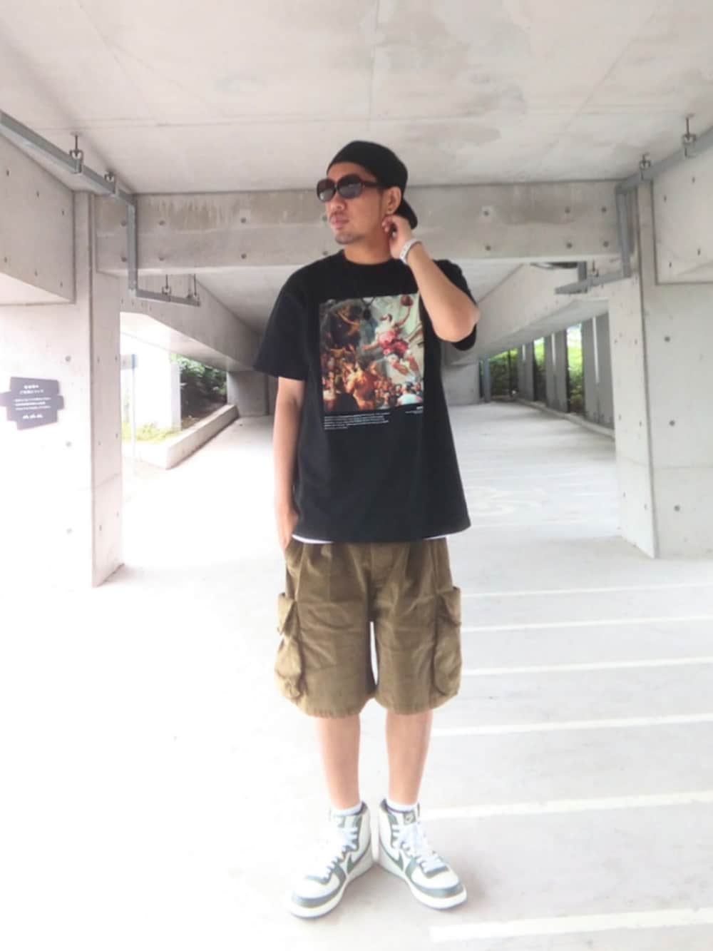 ブラック系のTシャツ/カットソー、グリーン系のその他パンツ、ホワイト系のスニーカーを着用したメンズの夏コーディネートの2枚目の写真