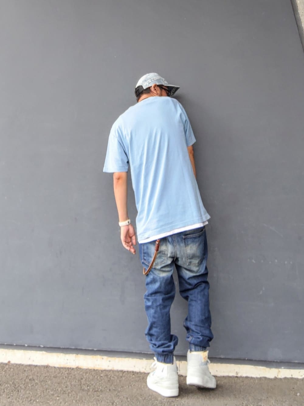 ブルー系のTシャツ/カットソー、ブルー系のデニムパンツ、グレー系のスニーカーを着用したメンズの秋コーディネートの2枚目の写真
