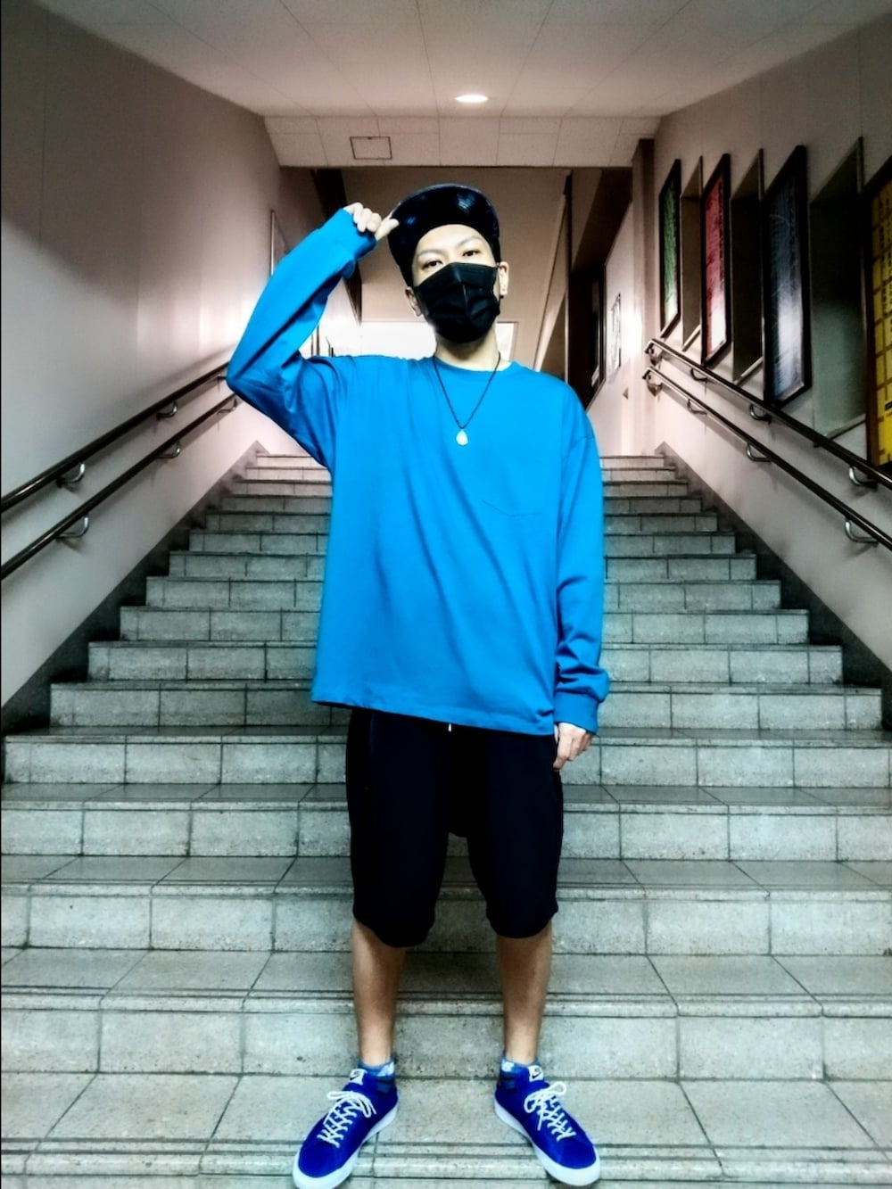 ブルー系のTシャツ/カットソー、ブラック系のその他パンツ、ブルー系のスニーカーを着用したメンズの秋コーディネートの2枚目の写真