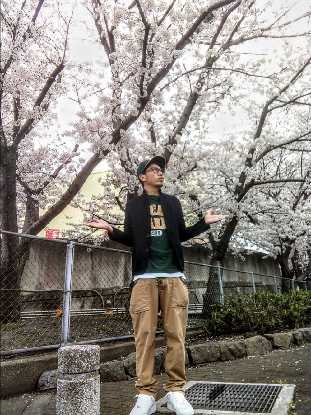 「スニーカー、NEW ERA、アスレチックス、ウィゴー(WEGO)、緑、EDWIN、メガネ男子、ジャケット、春コーデ、エアフォースワン、桜、ストリート、お出かけコーデ、レイヤードスタイル」｜「NEW ERAのニューエラ キャップMLB 59FIFTY ONSPOTZ別注（キャップ、グリーン系）」を使った、hasshi(ハッシー)さん（メンズ・172cm）の春コーディネートの2枚目の写真