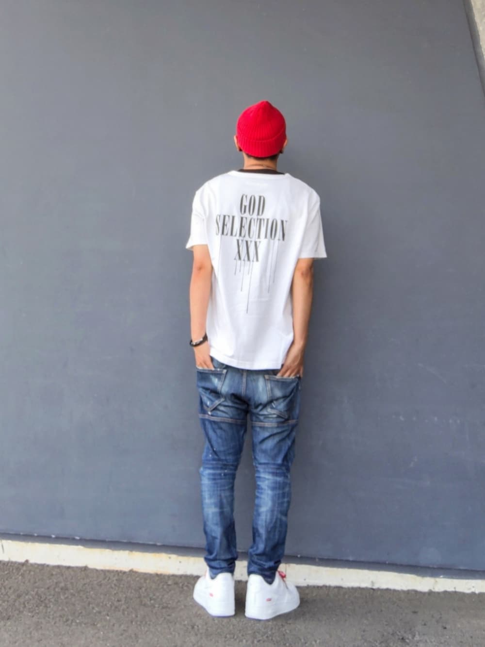 ホワイト系のTシャツ/カットソー、ブラック系のタンクトップ、ブルー系のデニムパンツを着用したメンズの夏コーディネートの2枚目の写真