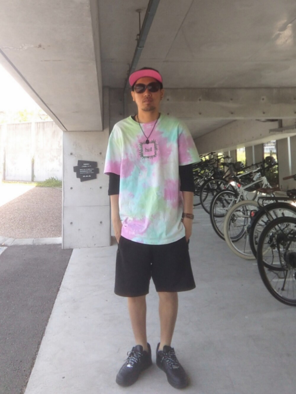 ピンク系のTシャツ/カットソー、ブラック系のその他パンツ、ブラック系のスニーカーを着用したメンズの春コーディネートの2枚目の写真